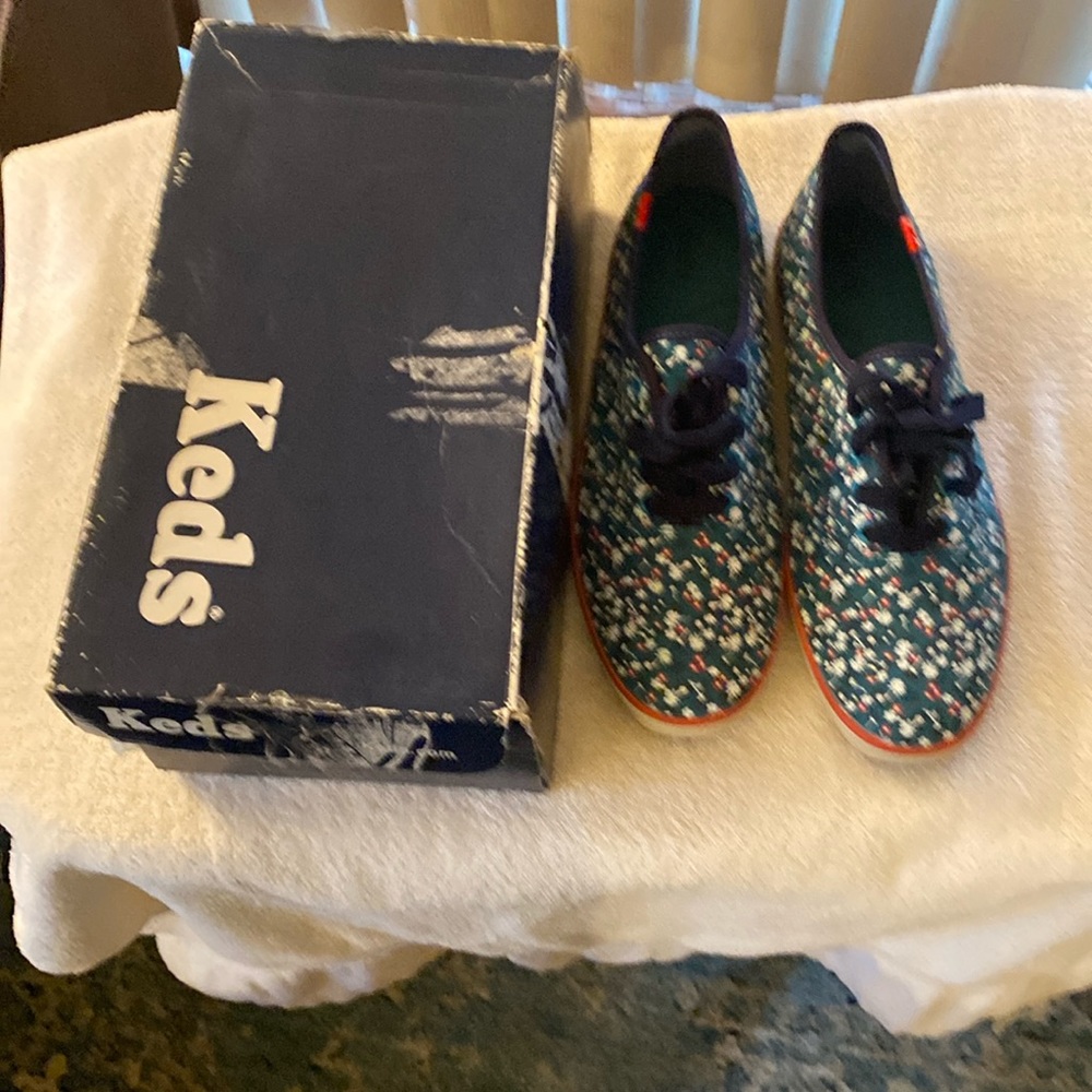 Woman’s kids, casual sneakers, green red and white brand new they were limited